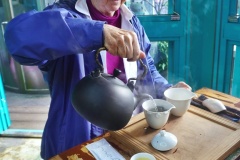 14-Jiufen-Mel-pouring-tea