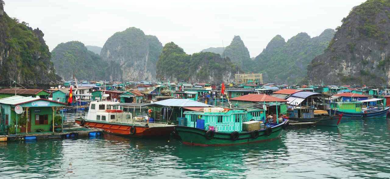Life on the water in Halong Bay